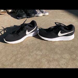 Black and white tanjun Nike’s